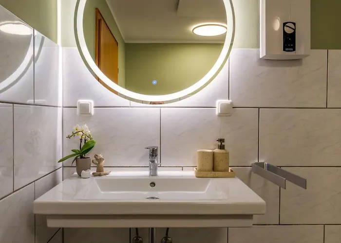 Gemuetliche Souterrain Wohnung Naehe Phantasialand Mit Parkplatz شقة Weilerswist